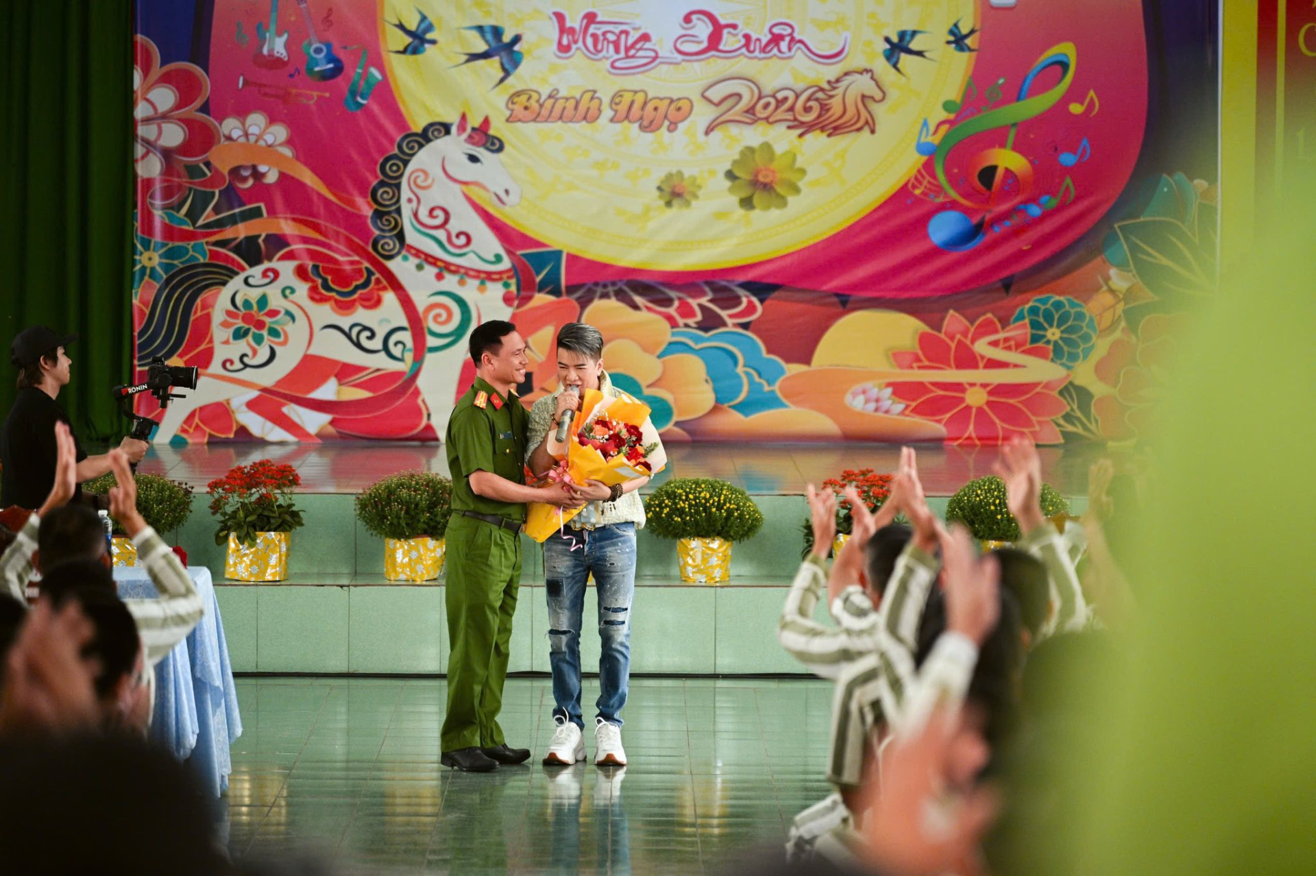 Nam ca sĩ biểu diễn loạt ca khúc quen thuộc, được đại diện cán bộ công an tặng hoa.