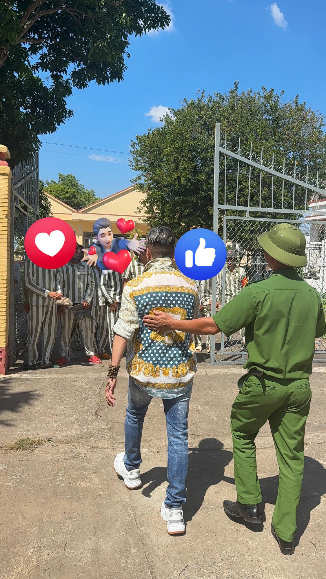 Đàm Vĩnh Hưng thoải mái giao lưu với các phạm nhân.