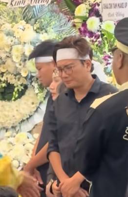 Diễn viên Bá Thắng đau buồn trước sự ra đi của cha.