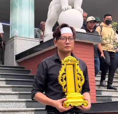 Diễn viên Bá Thắng đau buồn trước sự ra đi của cha.