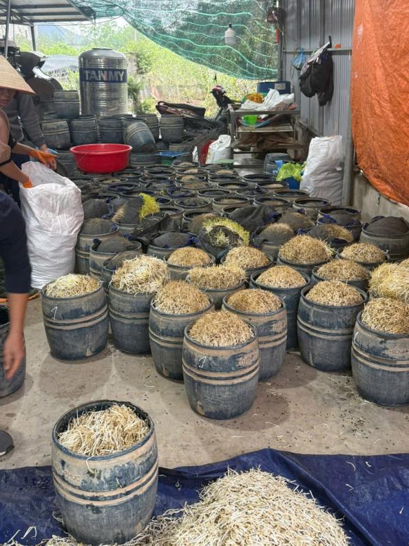 Cơ quan chức năng phát hiện gần 3 tấn giá chứa chất cấm - Ảnh: CA Hưng Yên