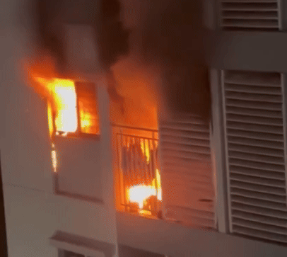 Clip: Cháy ngùn ngụt trong đêm ở căn chung cư có mẹ và 2 con nhỏ