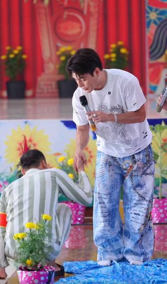 Lê Dương Bảo Lâm đỡ phạm nhân diễn cùng anh dậy.