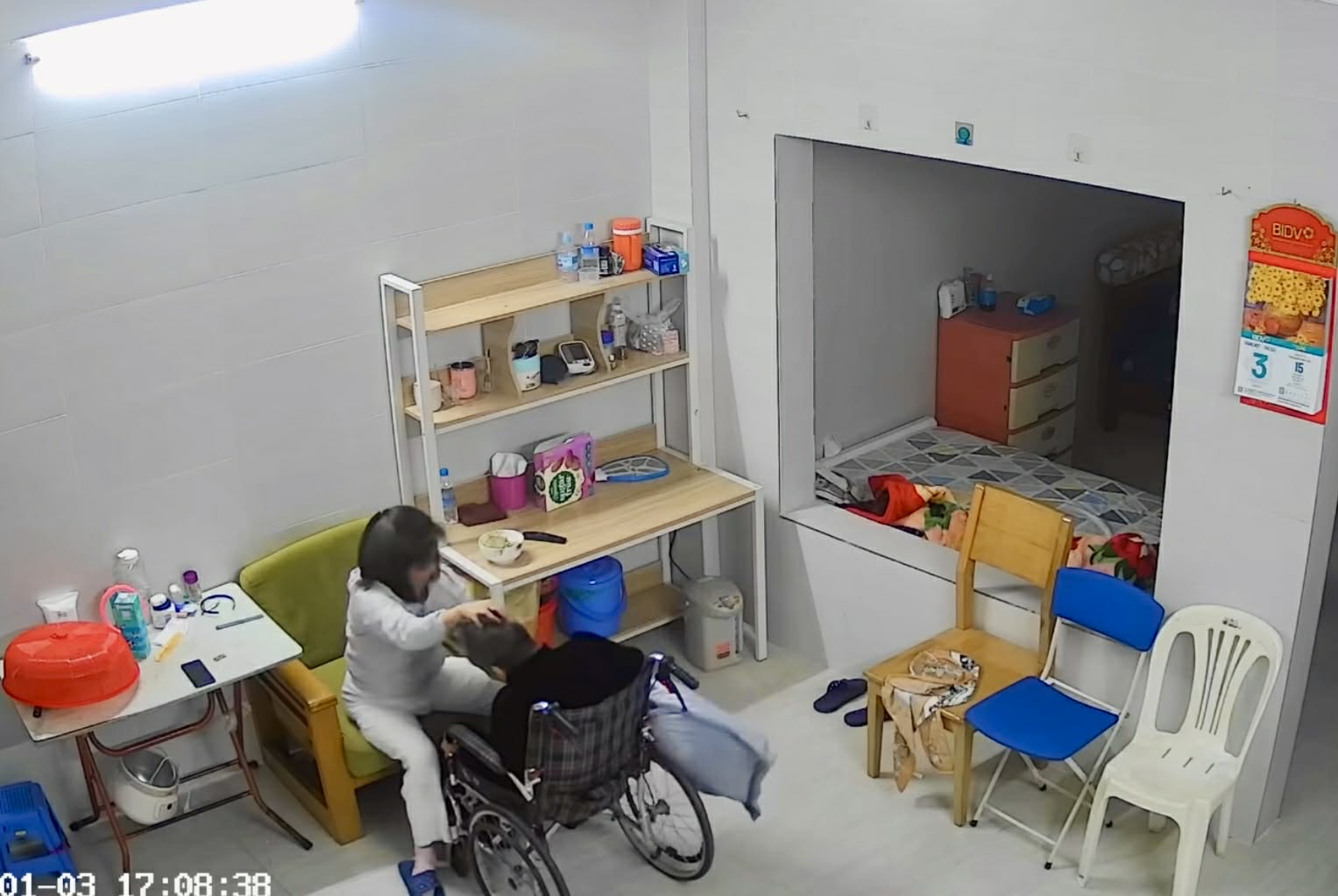 Hình cảnh trong camera ghi lại cảnh cụ bà bị ấn đầu 