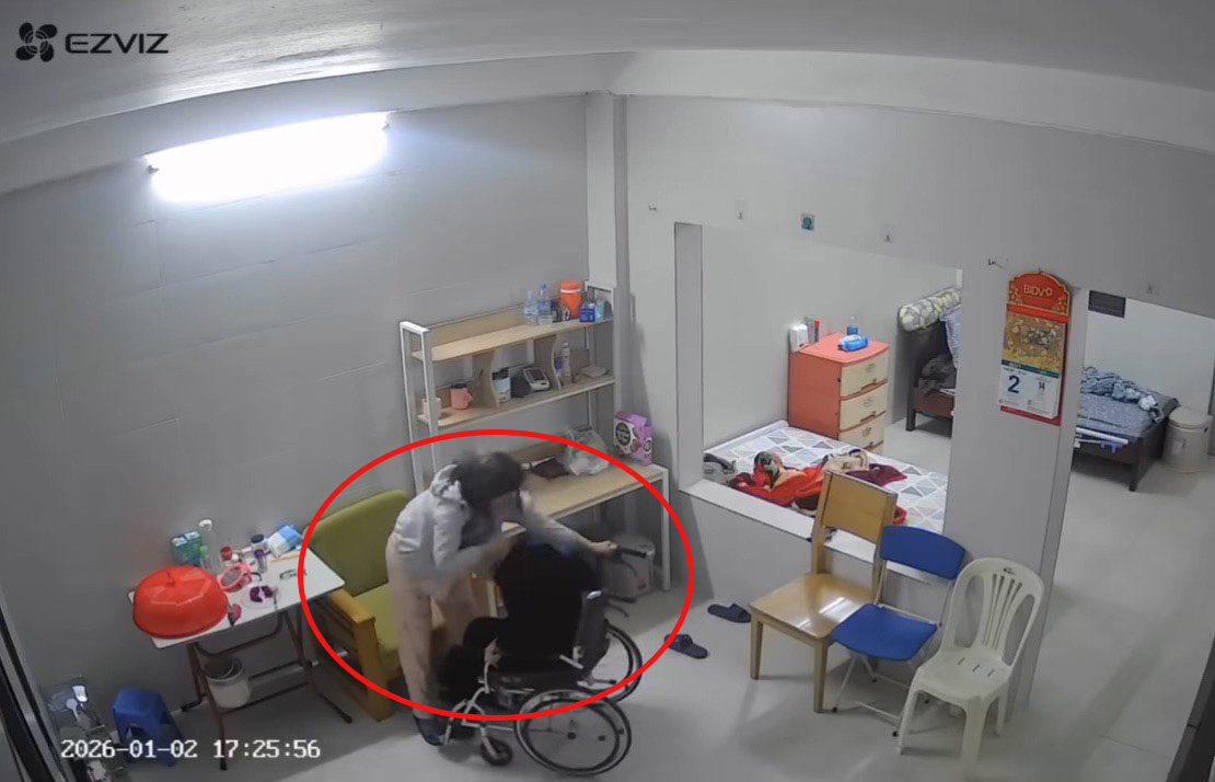 Camera ghi lại cảnh nữ giúp việc ấn đầu cụ N. 