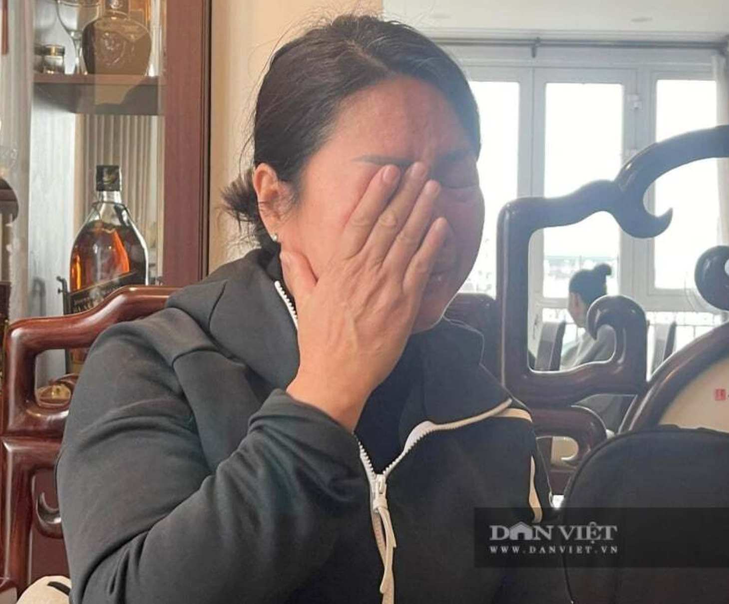 Bà D. khóc nức nở, bày tỏ ân hận khi thuê giúp việc rồi để mẹ bị bạo hành. (Ảnh: Dân Việt)