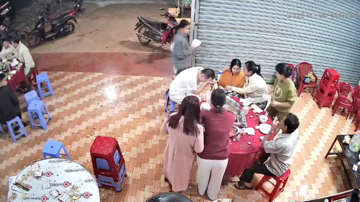 Hình ảnh bố mẹ Kiều ngồi bên, ôm, liên tục rơi nước mắt vì thương Thúy.