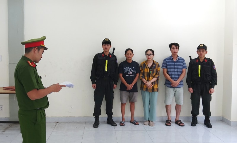 Cơ quan CSĐT Công an TP Hồ Chí Minh tống đạt các thủ tục tố tụng đối với các bị can (từ trái qua): Võ Thị Thu Oanh, Tăng Thị Mỹ Hoa, Tăng Hoàng Vinh - Ảnh: Báo Lâm Đồng