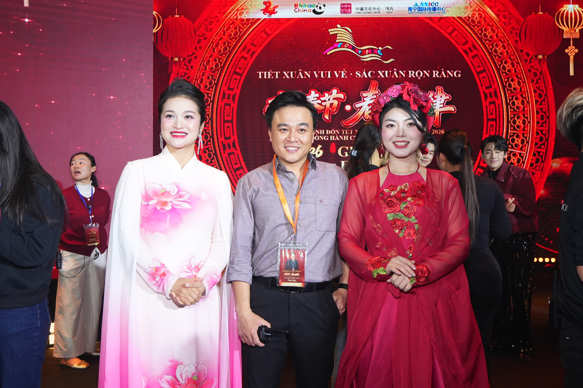 Đạo diễn Phan Bảo (ở giữa) cùng 2 ca sĩ Đào Tố Hoa và Gemma Nguyễn.