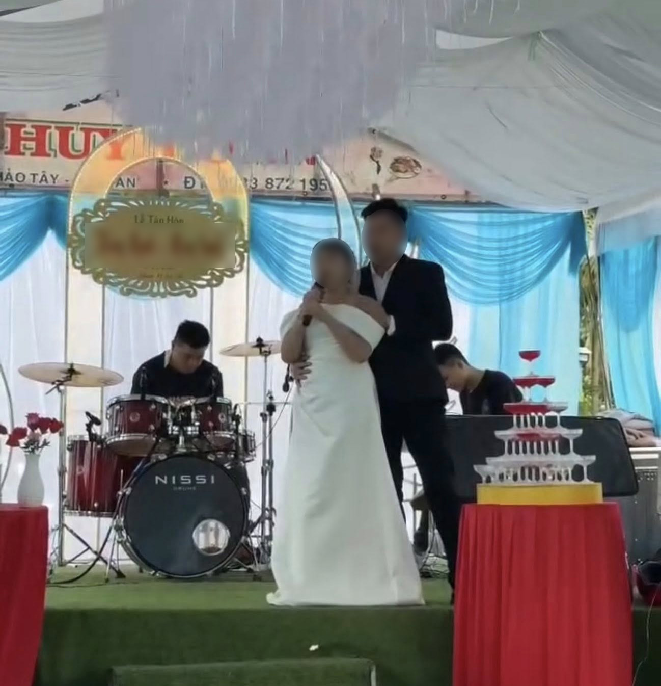 Hình ảnh trong đám cười của cô dâu 65 tuôir và chú rể 33 tuổi đang nhận được sự quan tâm của dư luận. 