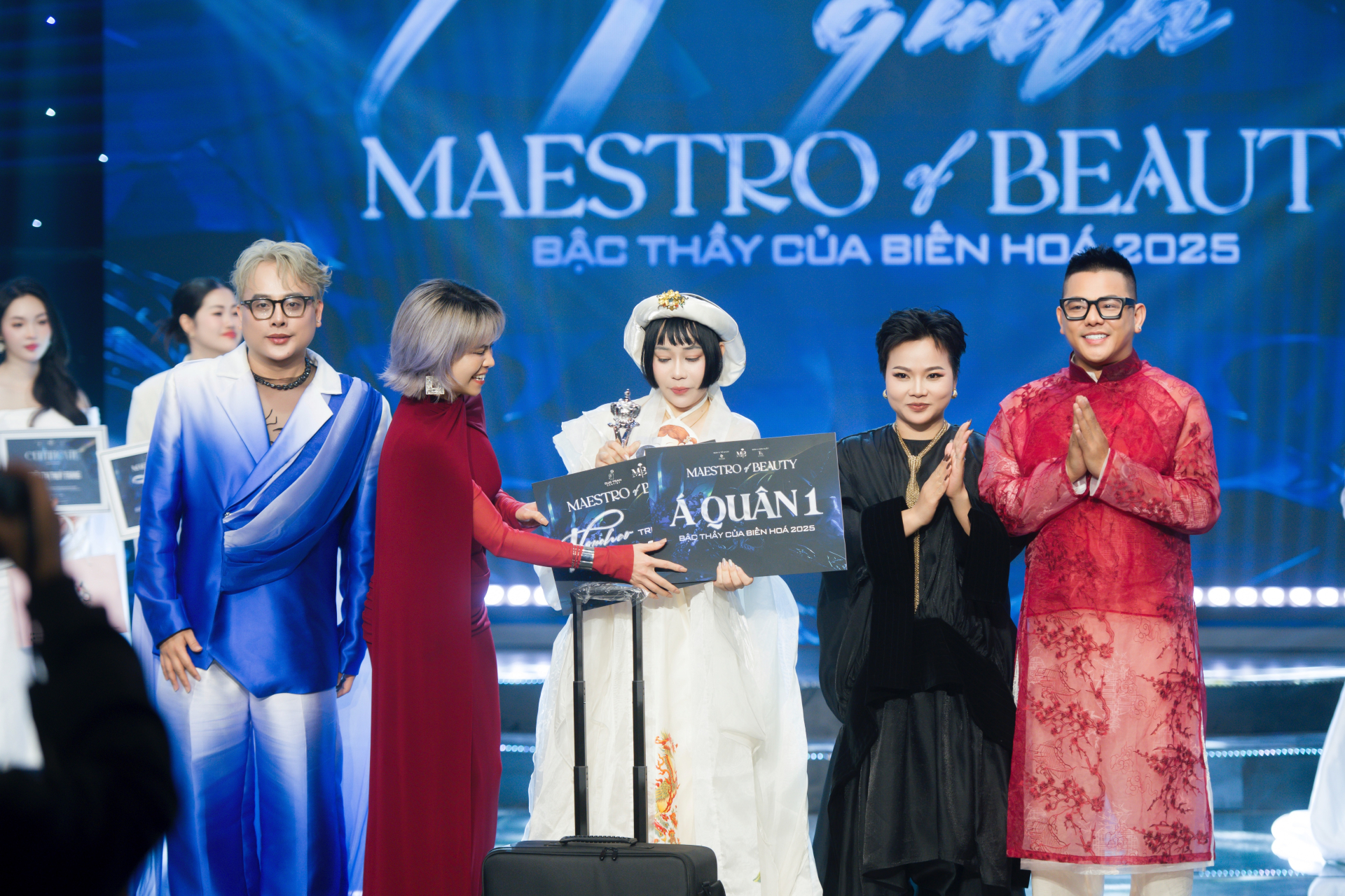  Chuyên gia trang điểm Phúc Nghĩa chia sẻ về câu chuyện phía sau vai trò “cầm cân nảy mực”