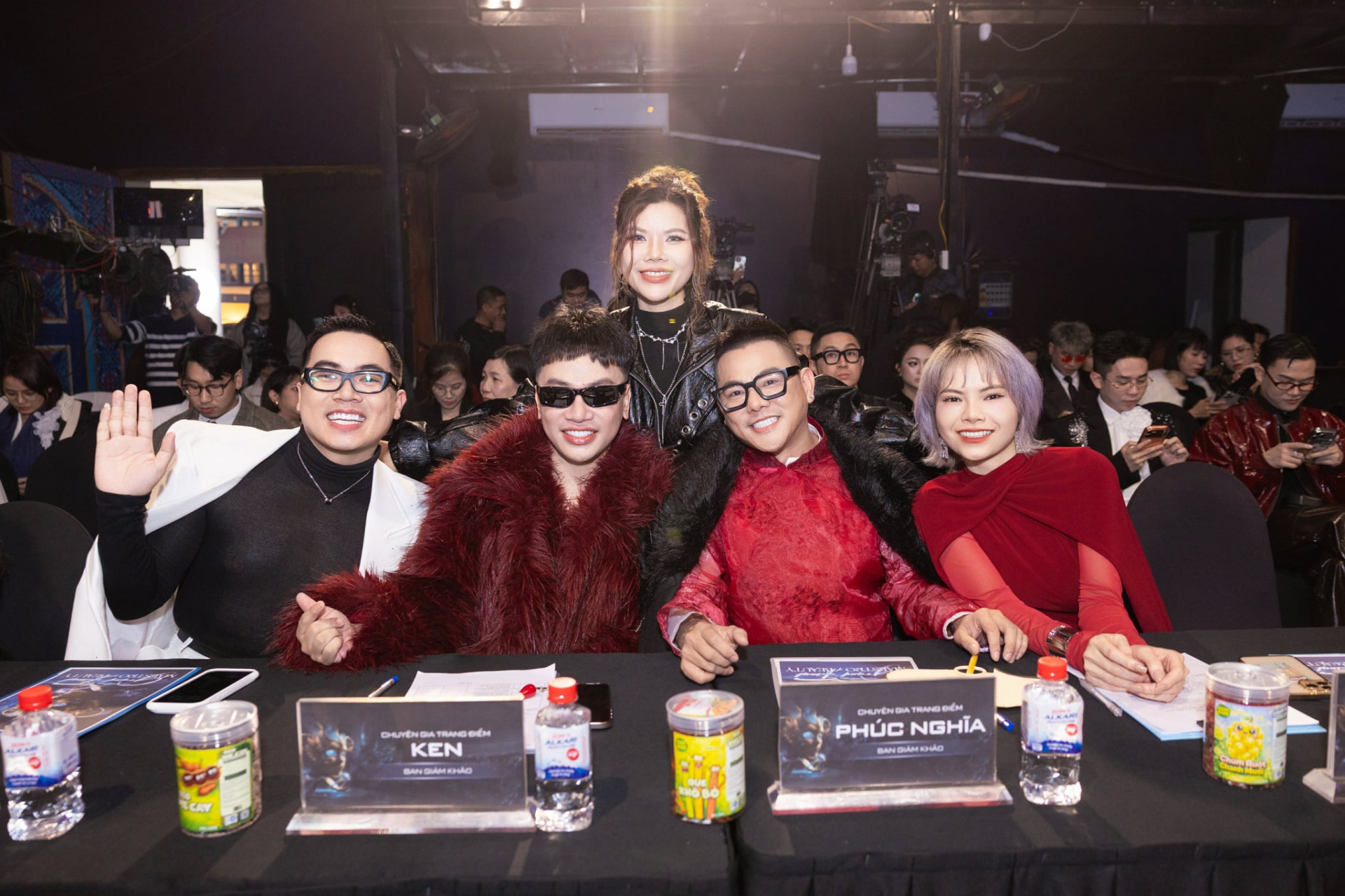  Chuyên gia trang điểm Phúc Nghĩa và các đồng nghiệp.