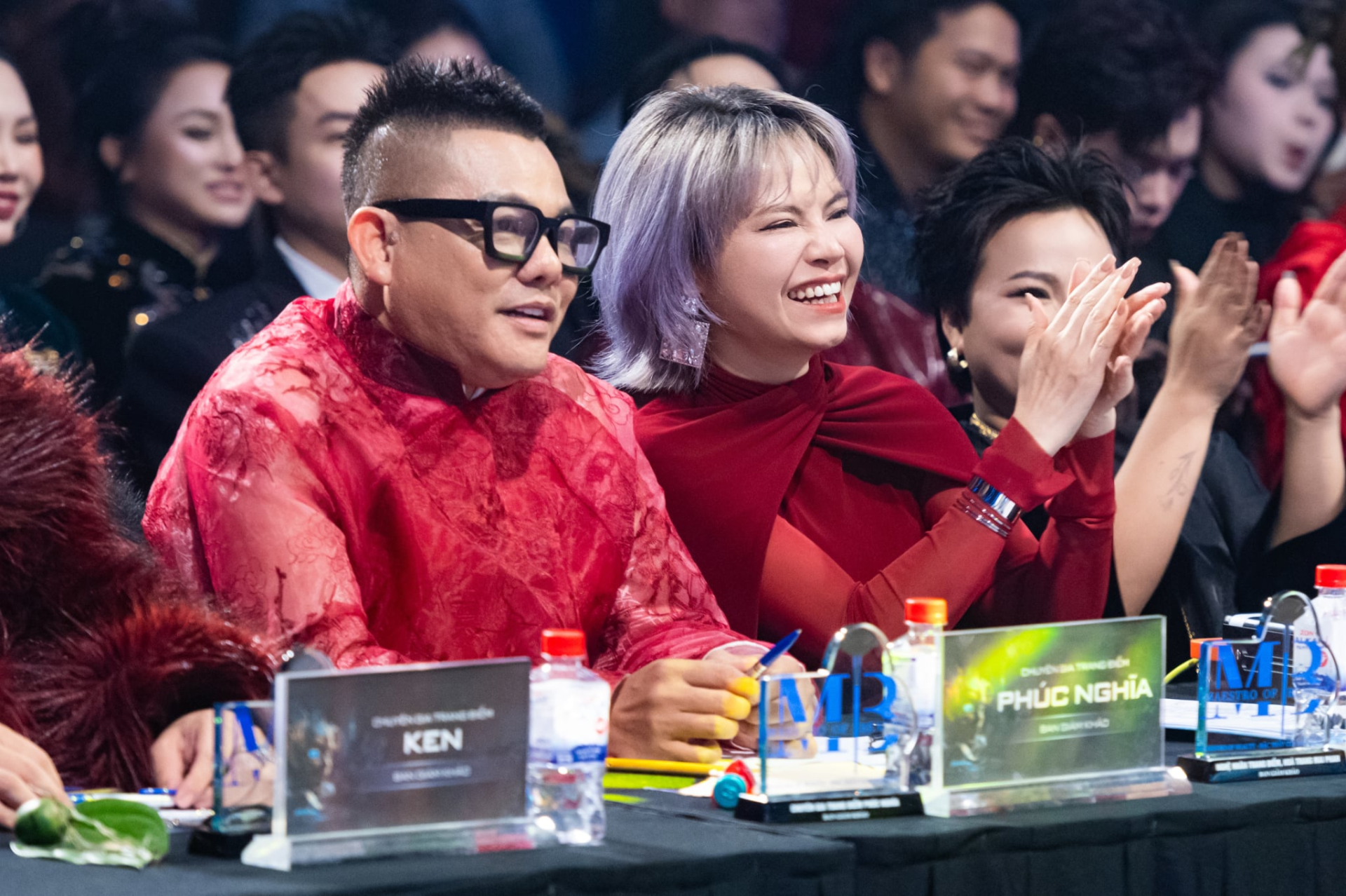  Hình ảnh chuyên gia trang điểm Phúc Nghĩa ngồi 