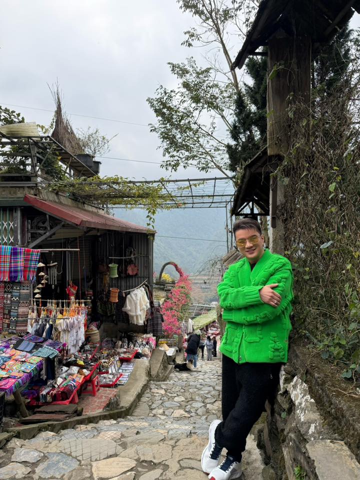 Không chỉ Đàm Vĩnh Hưng bày tỏ sự nôn nóng tới ngày khai trương mà rất nhiều fan của nam ca sĩ cũng không khỏi háo hức. Rất nhiều fan ở các tỉnh gửi tặng Đàm Vĩnh Hưng cây cối, hoa đào...