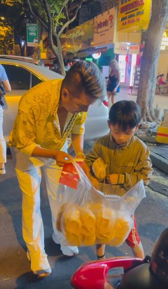 Đàm Vĩnh Hưng mua hết hàng cho cậu bé.