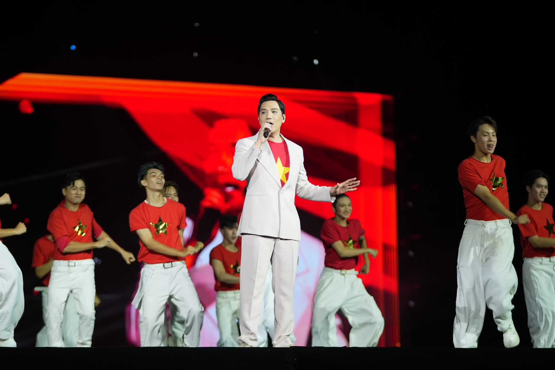 Minh Beta hát trong concert 