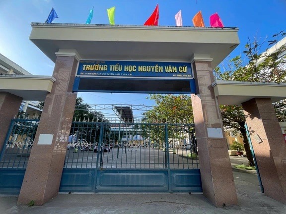 Trường Tiểu học Nguyễn Văn Cừ ra quyết định kỷ luật cô N. bằng hình thức cảnh cáo. (Ảnh: Thanh Niên)