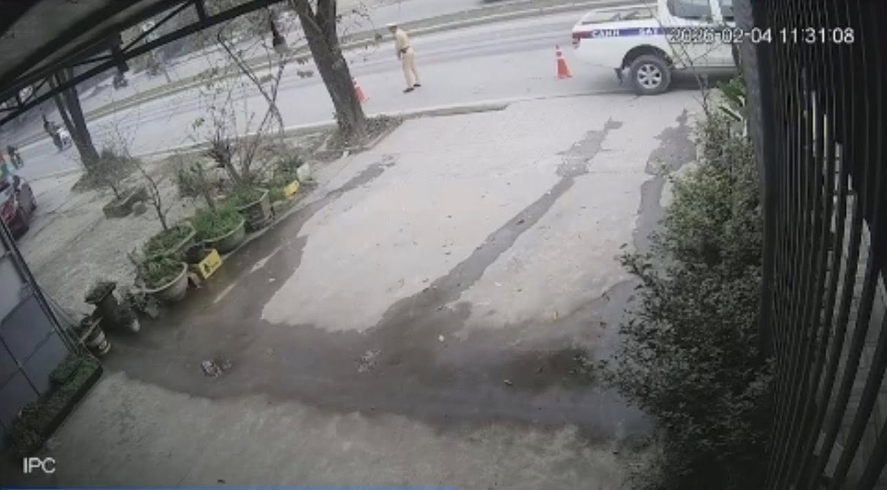 Ảnh cắt từ clip của camera nhà dân liên quan đến vụ tai nạn. Ảnh: Cục CSGT