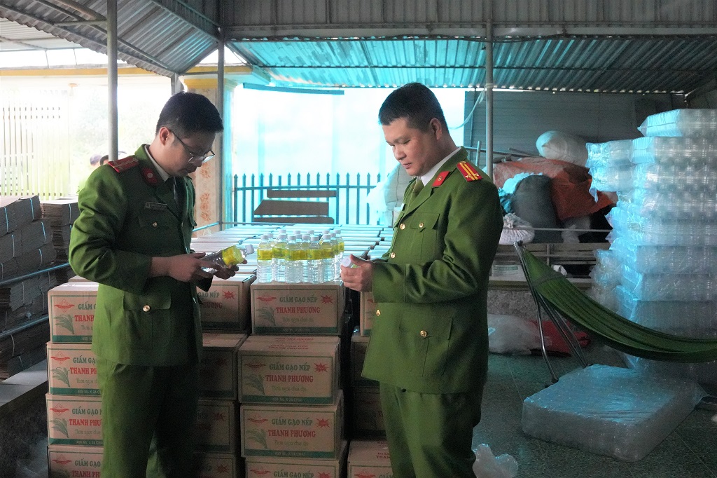 Lực lượng Công an thu giữ hàng trăm thùng cát tông chứa giấm giả do Lê Thị Lộc sản xuất