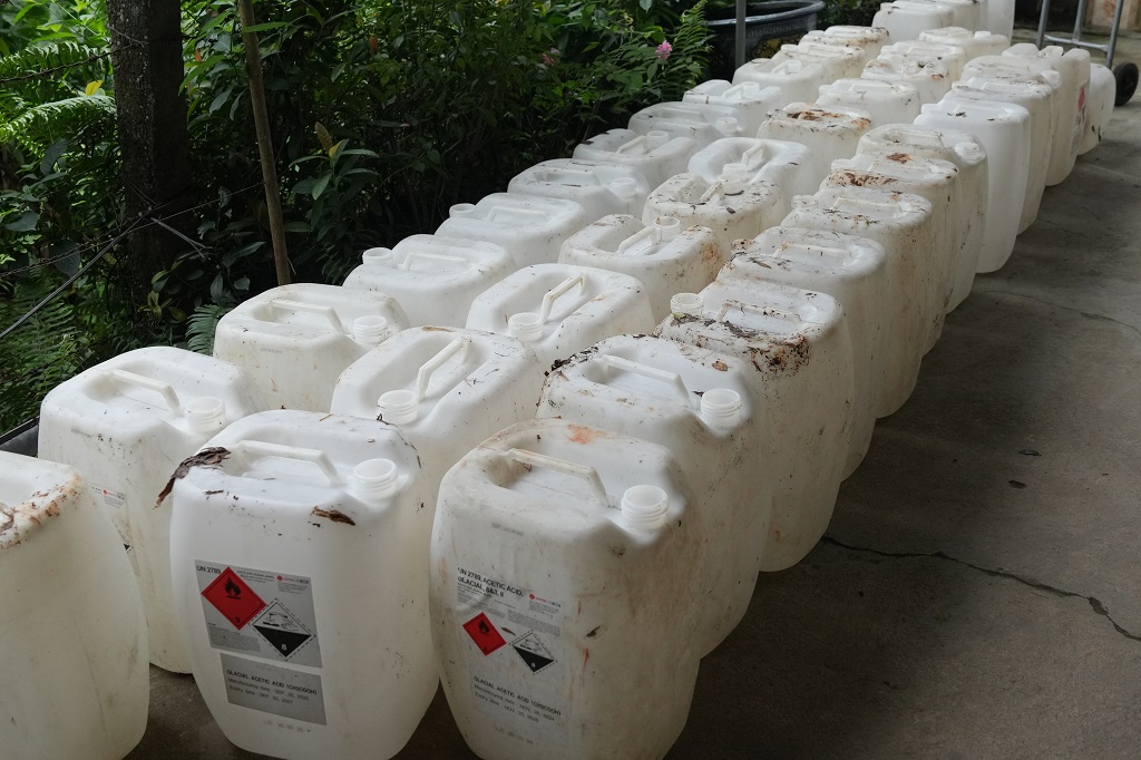 Can chứa axit acetic công nghiệp mà Lê Thị Lộc mua về để pha chế, sản xuất giấm giả