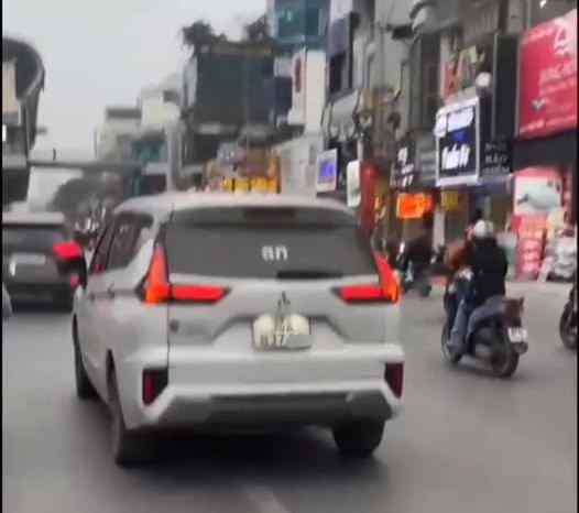 Chiếc xe có gắn đèn LED với dòng chữ xúc phạm lực lượng CAND