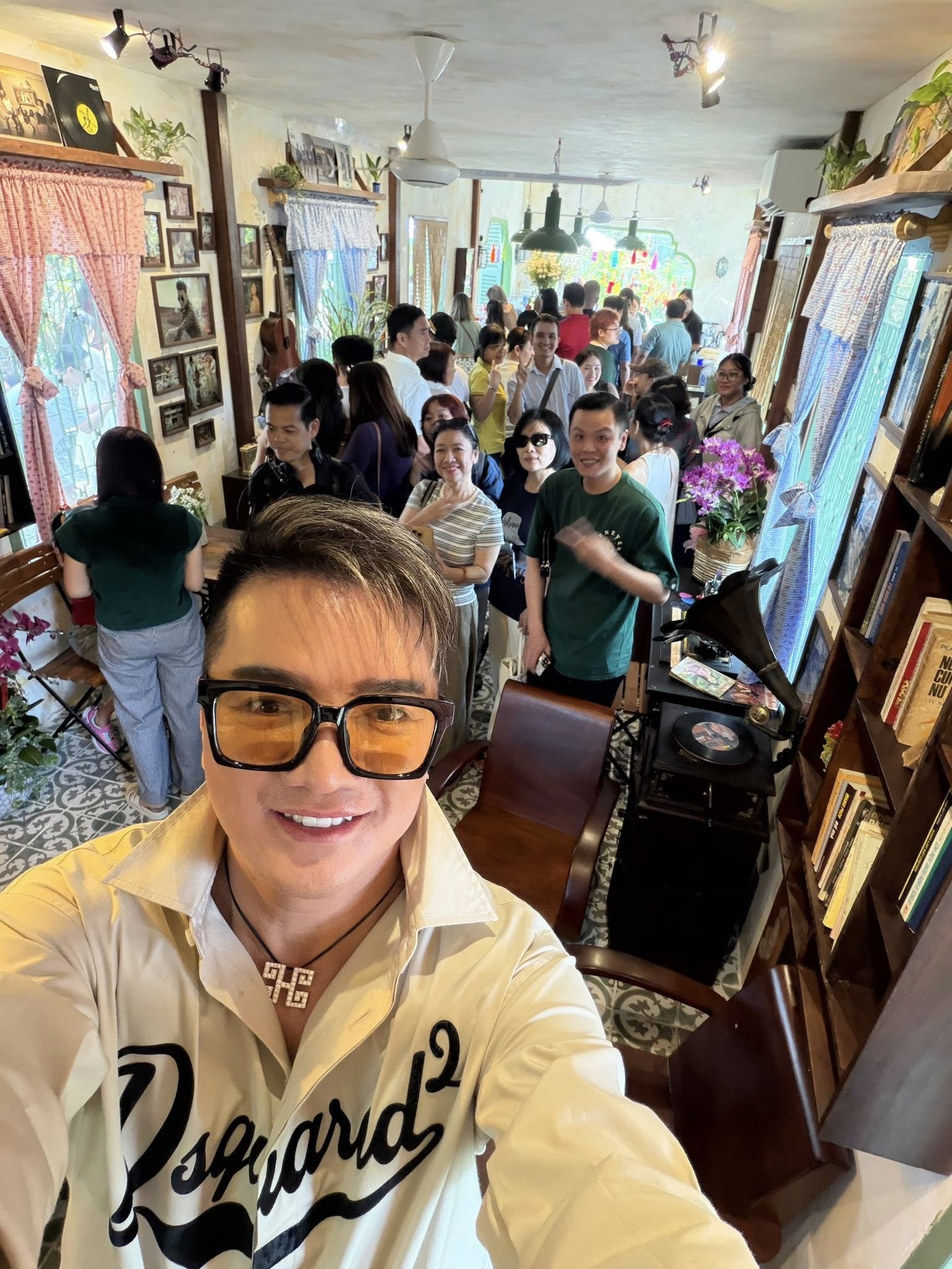 Đàm Vĩnh Hưng và hàng dài khách chờ đặt nước ở quán.