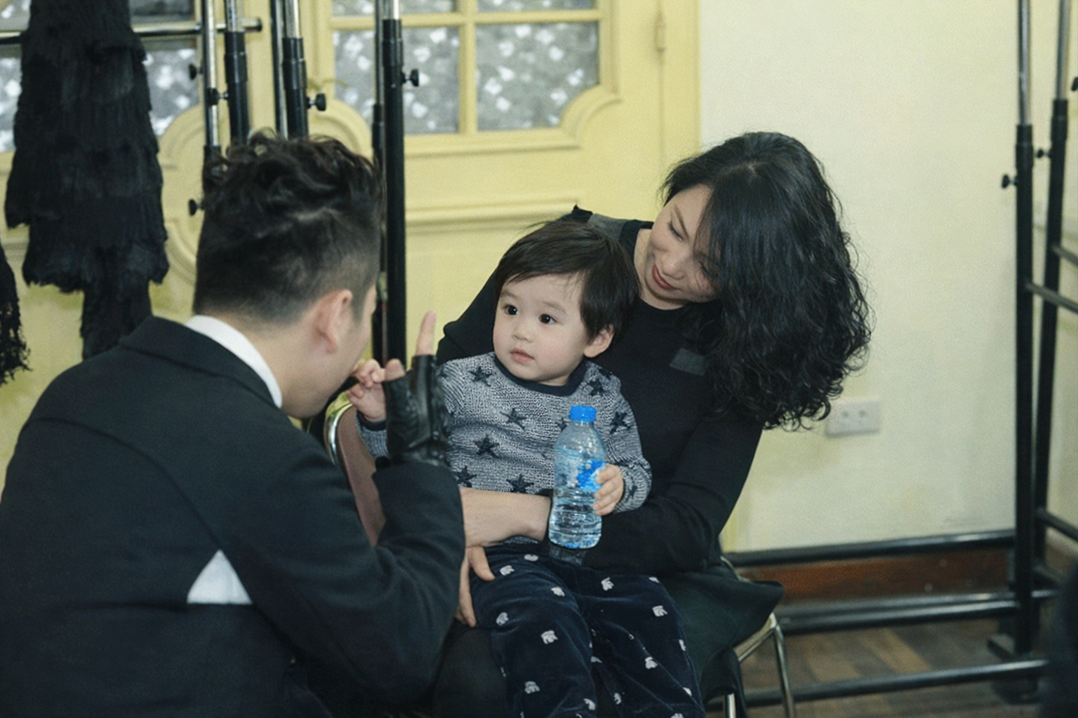 Vợ chồng Tùng Dương bên con trai ruột lúc bé còn nhỏ.