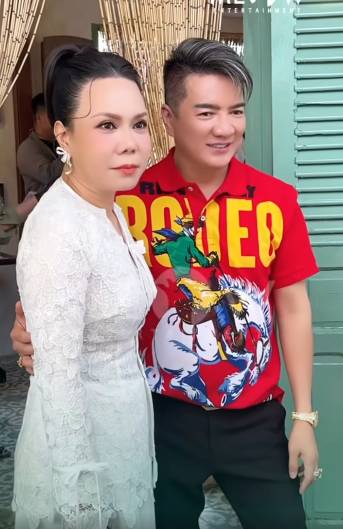 Việt Hương đến chúc mừng đàn anh.