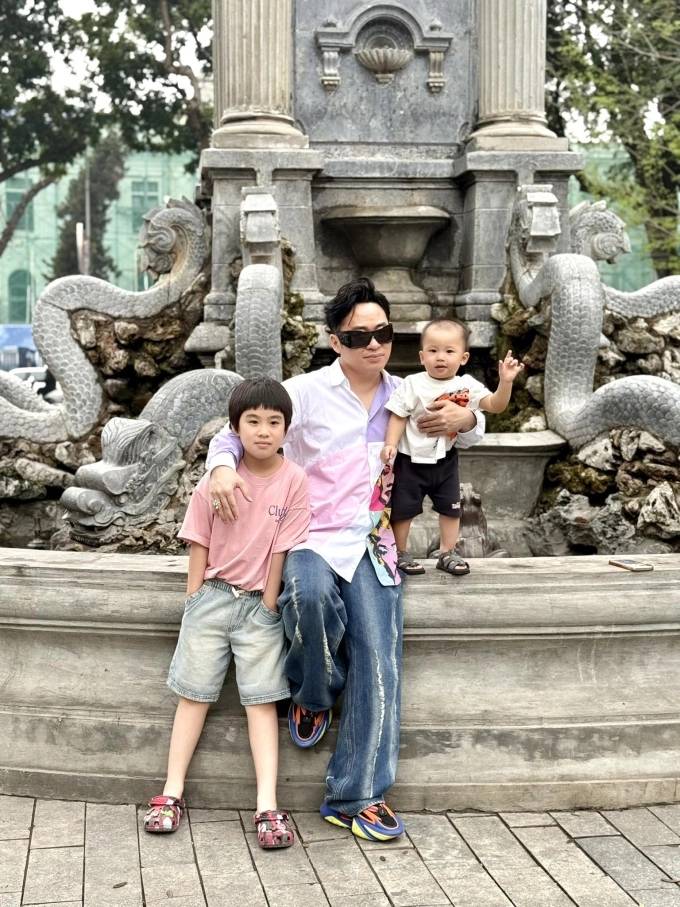 Tùng Dương bên con ruột và con nuôi.