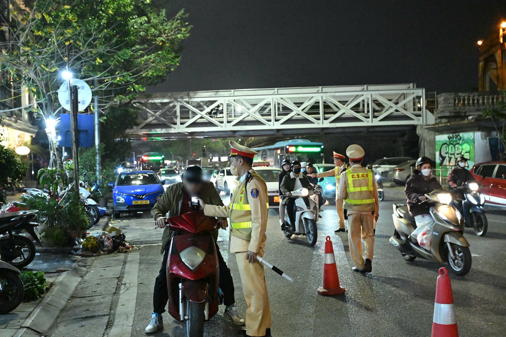     CSGT Hà Nội tăng cường kiểm soát nồng độ cồn trên các tuyến giao thông - Ảnh: Bộ Công an    