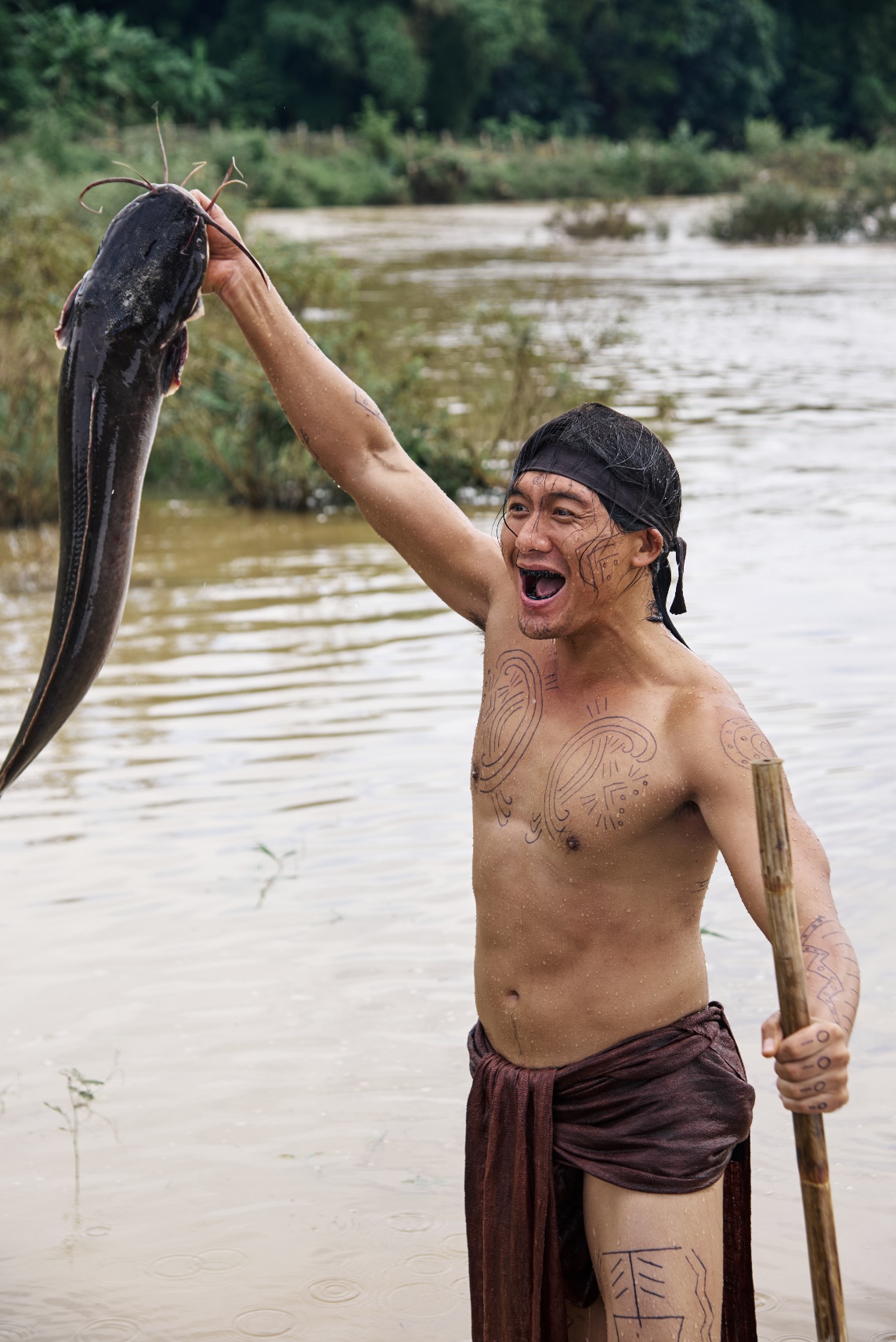 Tạo hình Chử Đổng Tử mặc khố, nhuộm rang đen cùng những hình xăm độc đáo