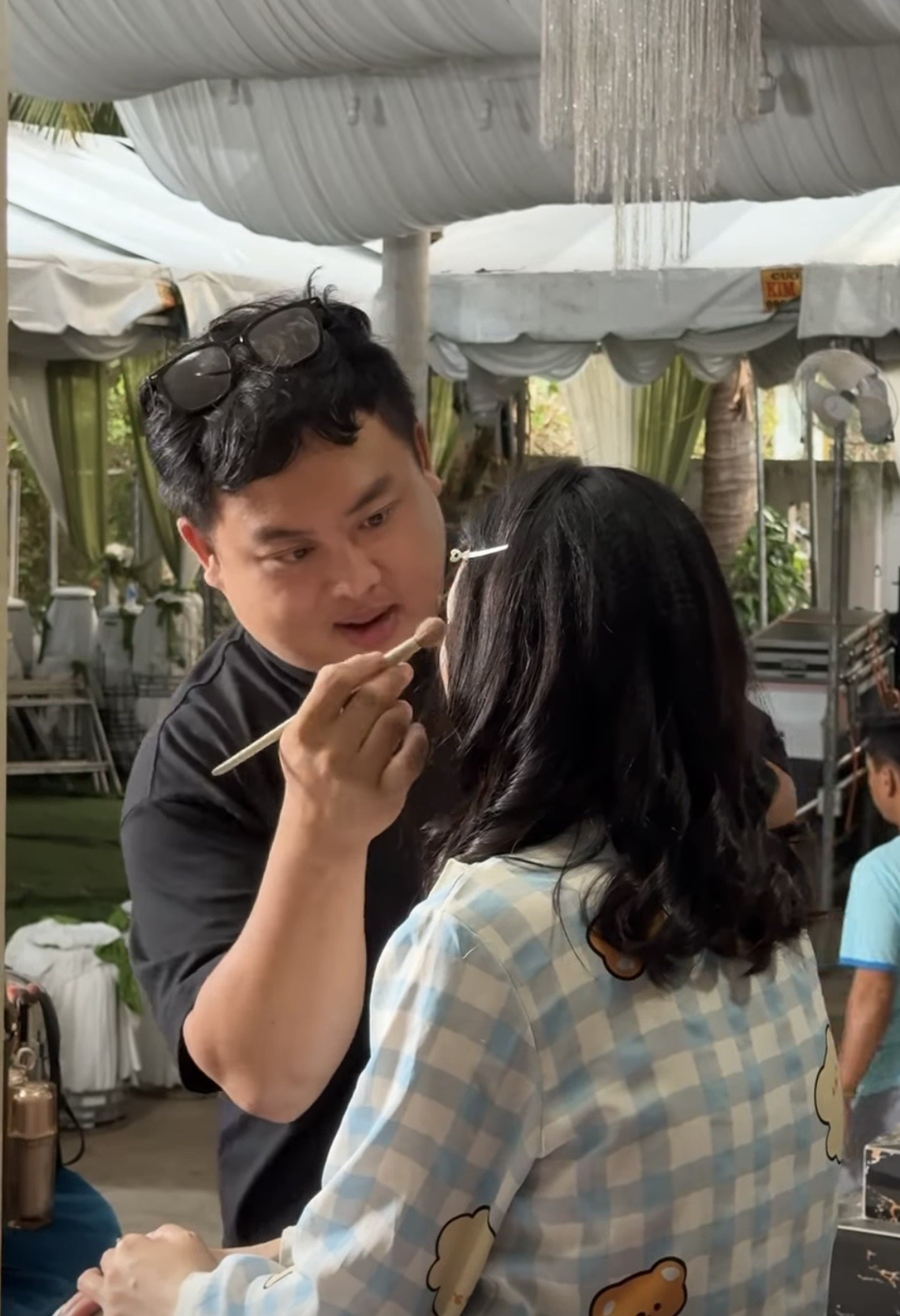 Anh Vân trang điểm cho cô dâu không may bị ong đốt trước ngày cưới. (Ảnh: Facebook nhân vật)