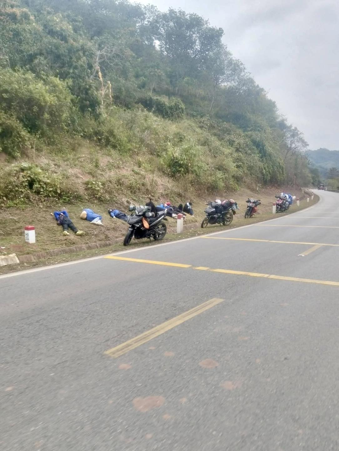 Hình ảnh nhóm người lao động nằm nghỉ trên chặng đường về quê ăn Tết. (Nguồn: Bùi Dung)