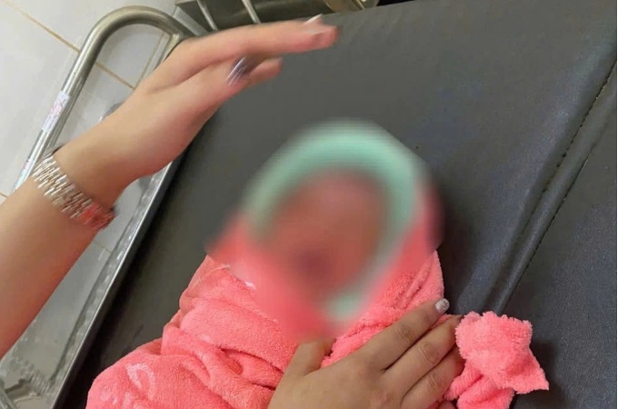 Cháu bé được đưa đến trạm y tế sơ cứu rồi chuyển lên Trung tâm Y tế Cư M’gar, tỉnh Đắk Lắk để cấp cứu, chăm sóc.