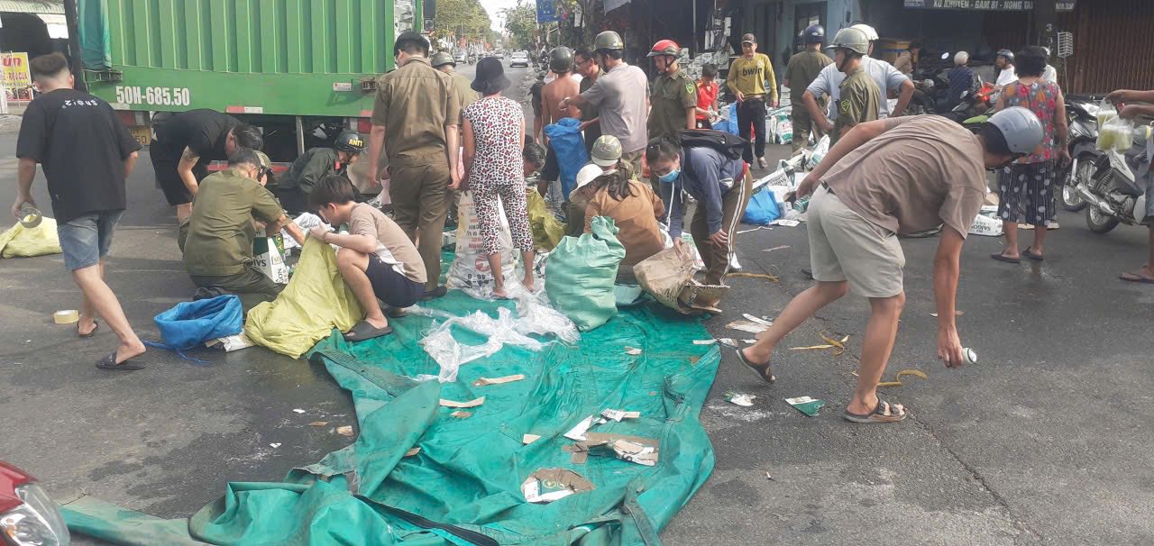 Những hình ảnh này khiến dư luận cảm thấy ấm lòng. (Nguồn: Công an Phú Giáo)