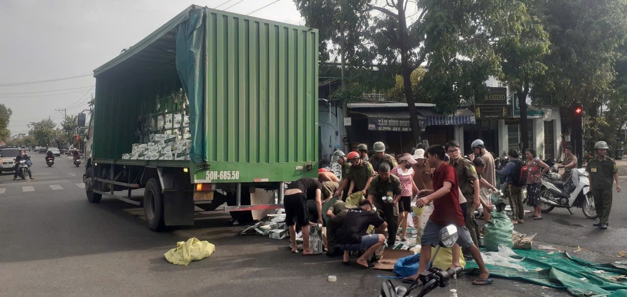 Người dân địa phương chung tay giúp đỡ tài xế. (Nguồn ảnh: Công an xã Phú Giáo)