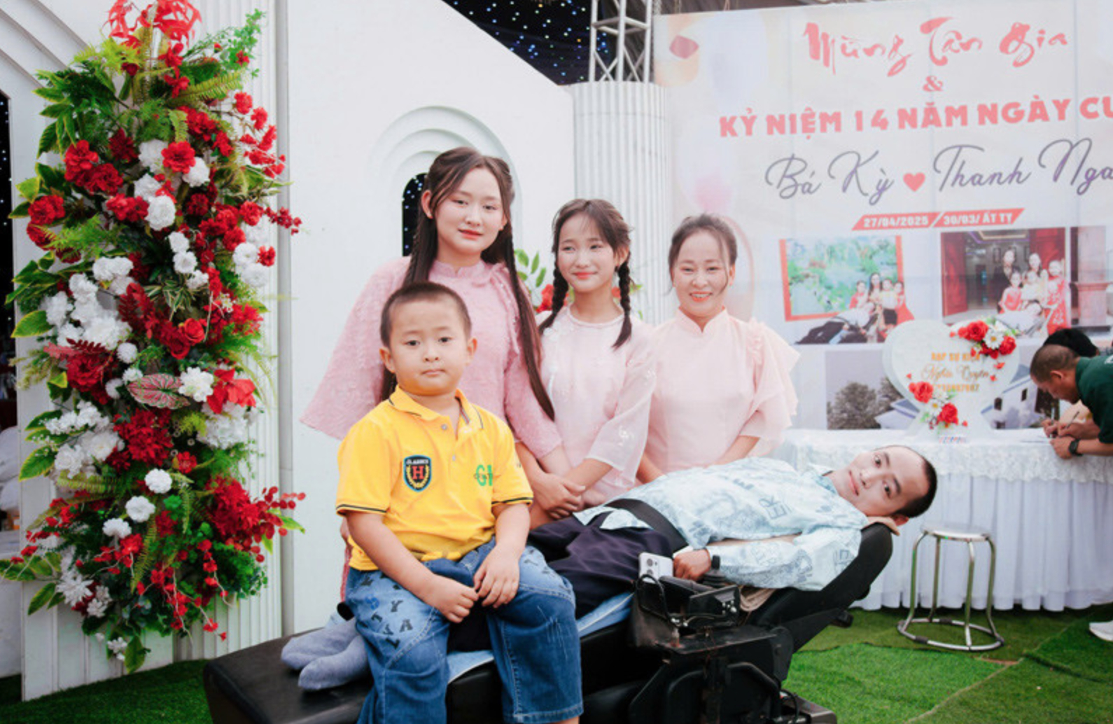 Vợ chồng anh Kỳ cùng 3 con.