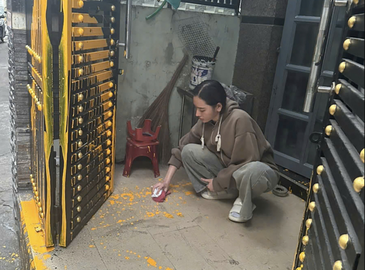 Phạm Ngọc Mỹ Tiên bị cảnh sát yêu cầu lau các vết sơn (Ảnh: VTC News).