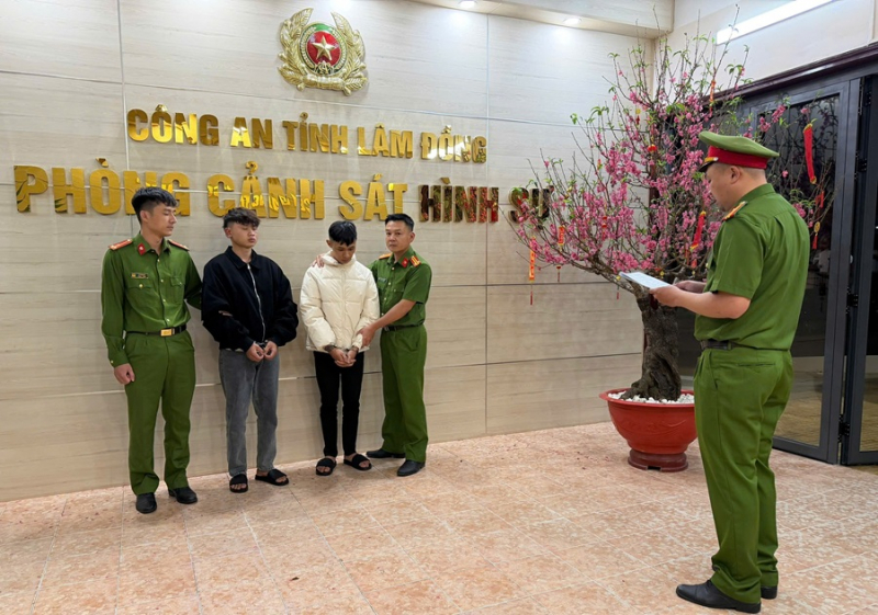 Hai đối tượng cướp giật vàng đêm giao thừa bị bắt sau 16 giờ gây án - Ảnh: CAND