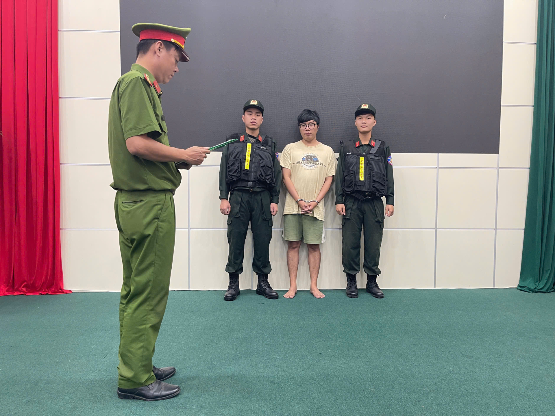 Công an đọc lệnh tố tụng đối với Trương Nhật Phương (Ảnh: Báo Công an TP.HCM).