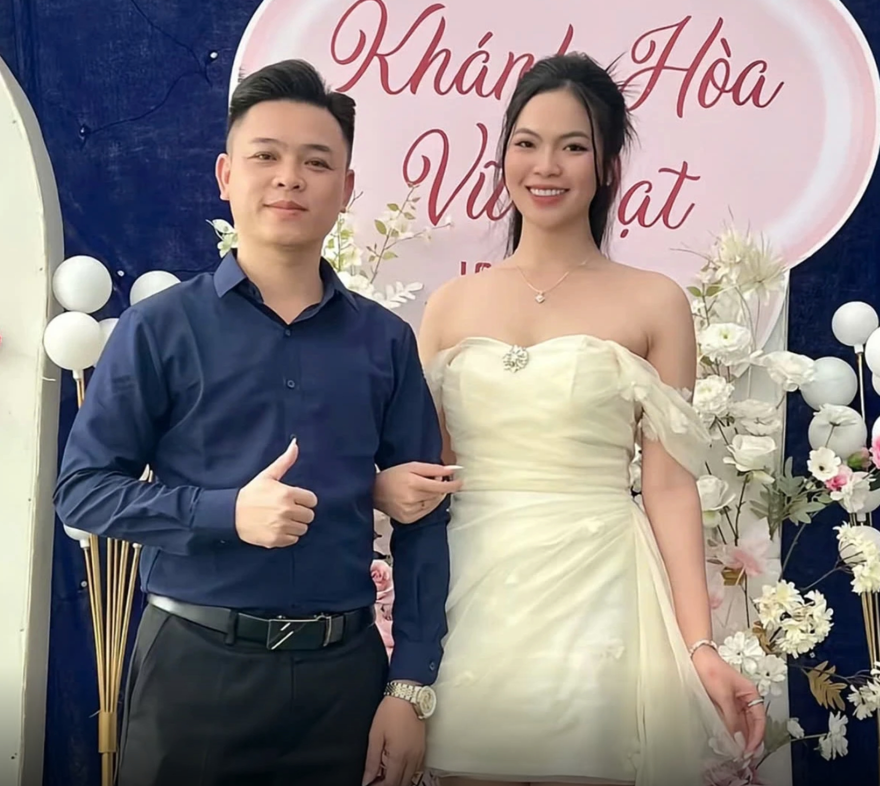 Dù đã gần 50 tuổi nhưng bố của Quỳnh rất trẻ trung. 