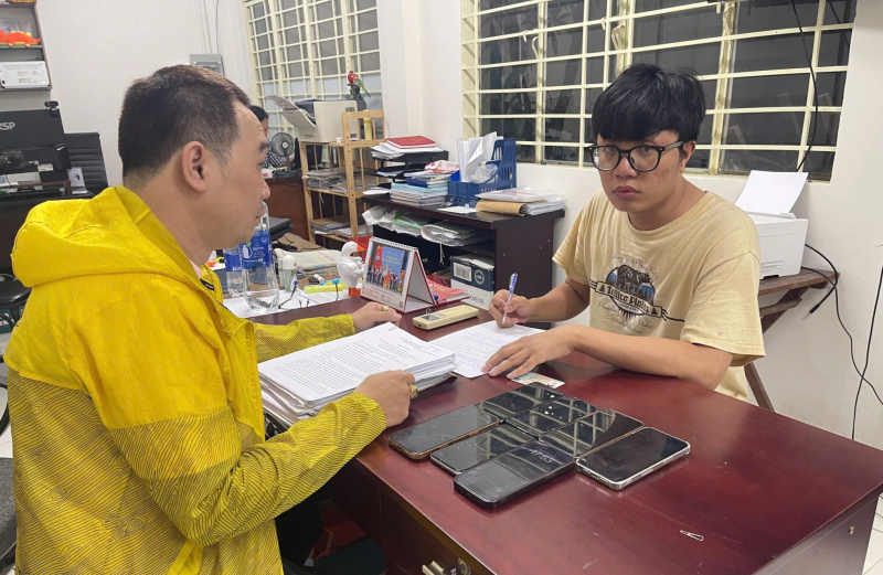 Đối tượng Trương Nhật Phương (bên phải) tại Cơ quan Công an (Ảnh: Người lao động).