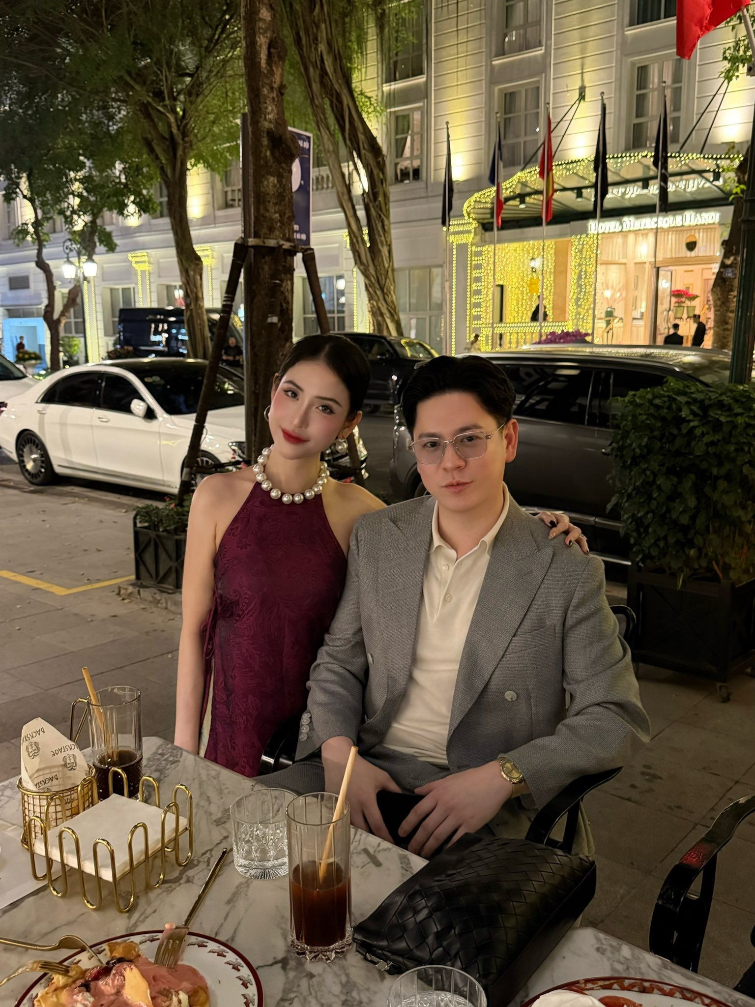 Mai Hồ bên chồng điển trai.