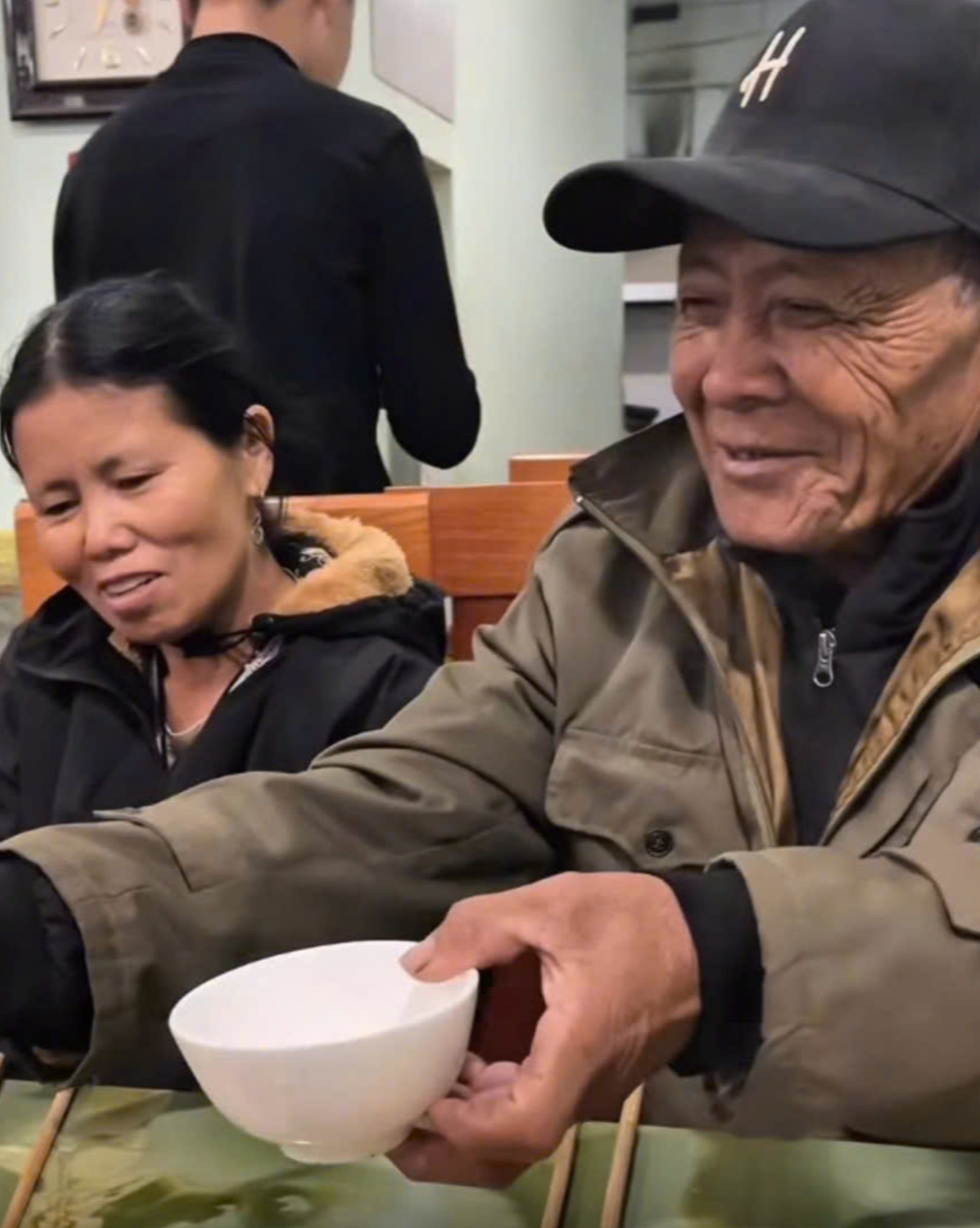 Ông Lừ ngày đón bà Mỷ về quê chung sống.