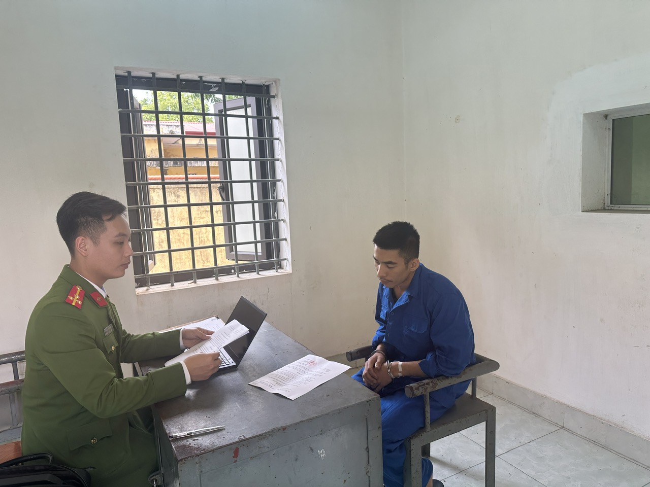 Đối tượng Trần Quang Hiếu tại cơ quan công an - Ảnh: Công an Phú Thọ