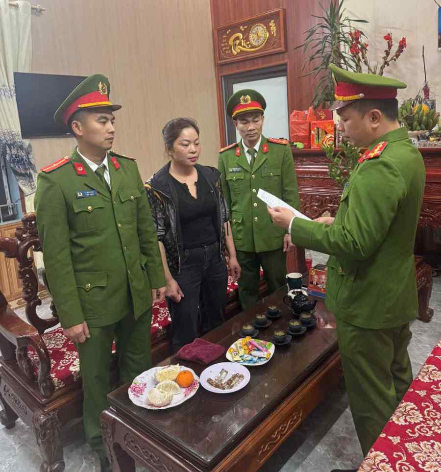 Công an đọc các quyết định với Nguyễn Thị Mùi - Ảnh: Công an Bắc Ninh