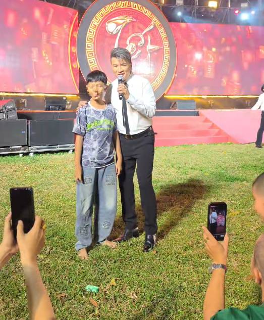 Nhiều fan nhí lên chụp ảnh cùng nam ca sĩ.