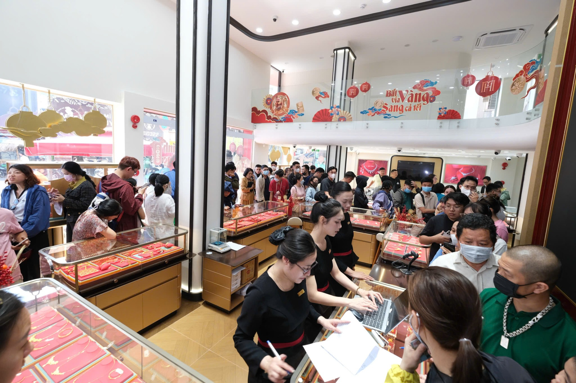Nhiều người dân xếp hàng chờ mua vàng tại các chi nhánh của Bảo Tín Mạnh Hải ngay đầu năm mới. Ảnh: BTMH
