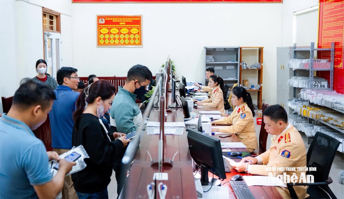 Người dân đăng ký mới - Ảnh: Báo và PTTH Nghệ An