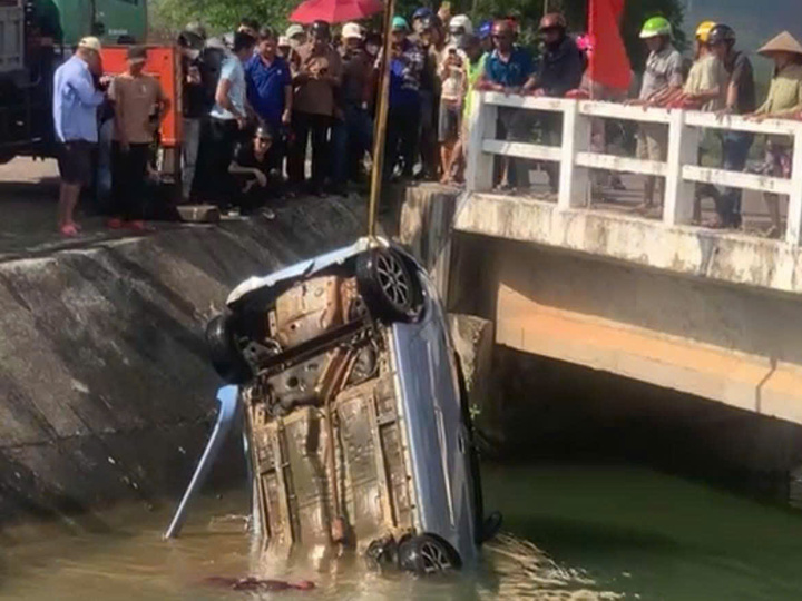 Chiếc xe được trục vớt. (Ảnh: Pháp luật TP.HCM)